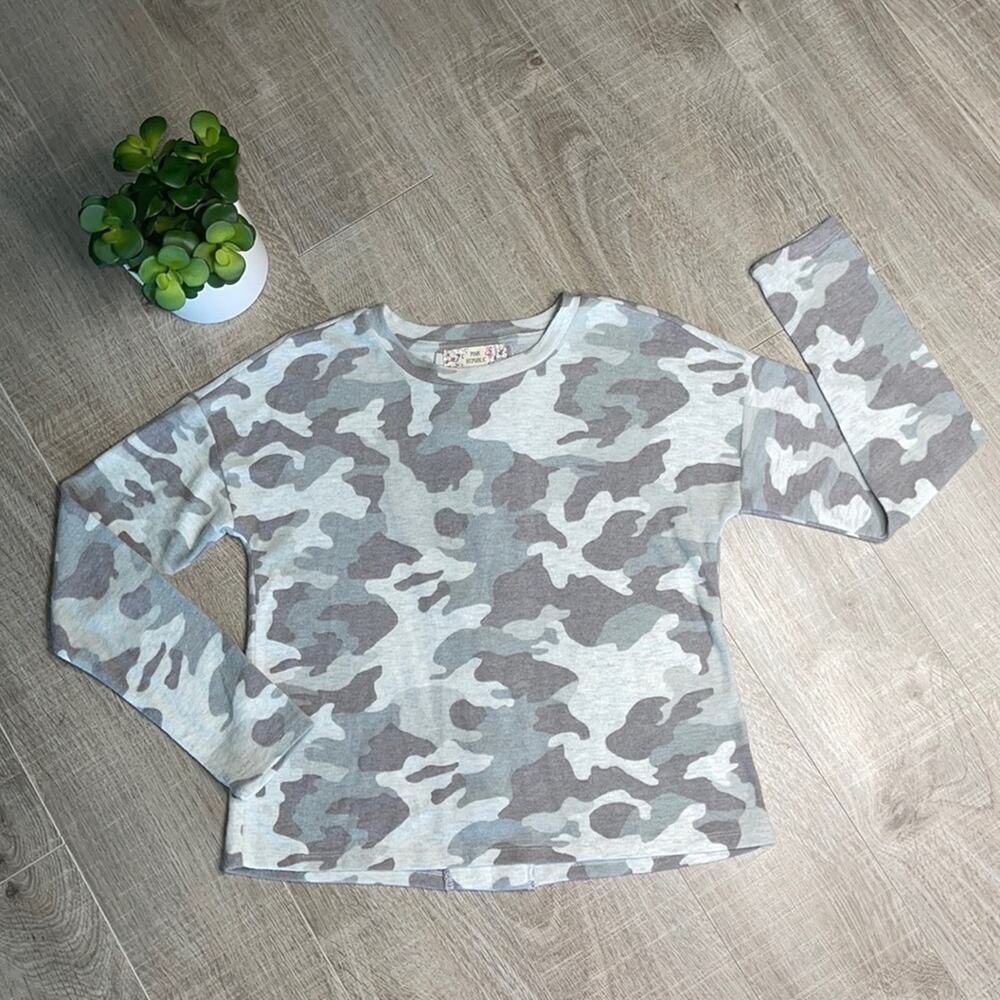 PINK REPUBLIC Women's Gray Camo Crew Neck Long Sleeve Blouse